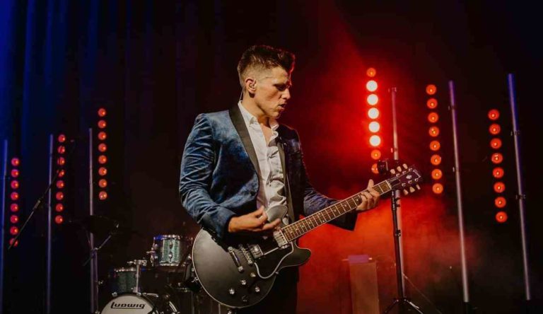 Helix wedding singer and guitarist plays a wedding in Harrogate